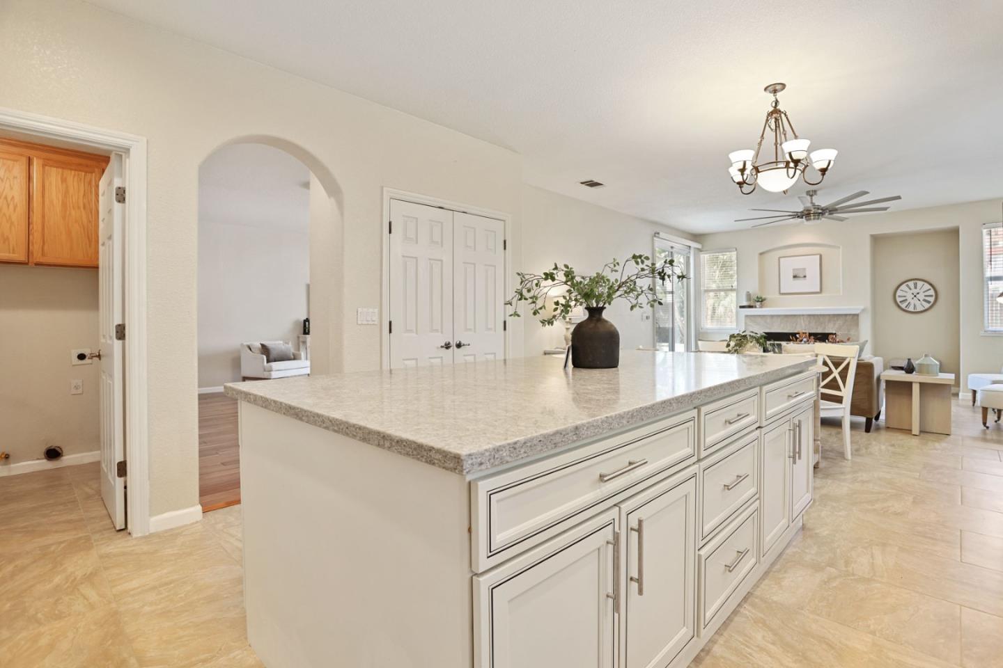 Detail Gallery Image 8 of 46 For 2265 Barcelona Dr, Tracy,  CA 95377 - 5 Beds | 2/1 Baths