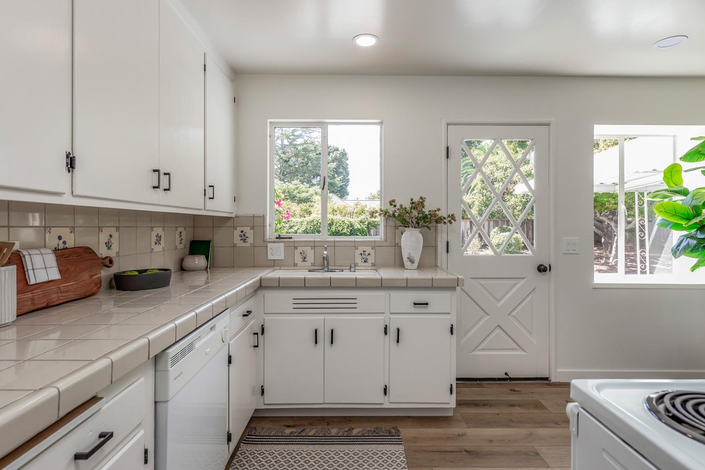 Detail Gallery Image 7 of 19 For 384 Cuesta Dr, Los Altos,  CA 94024 - 3 Beds | 2 Baths