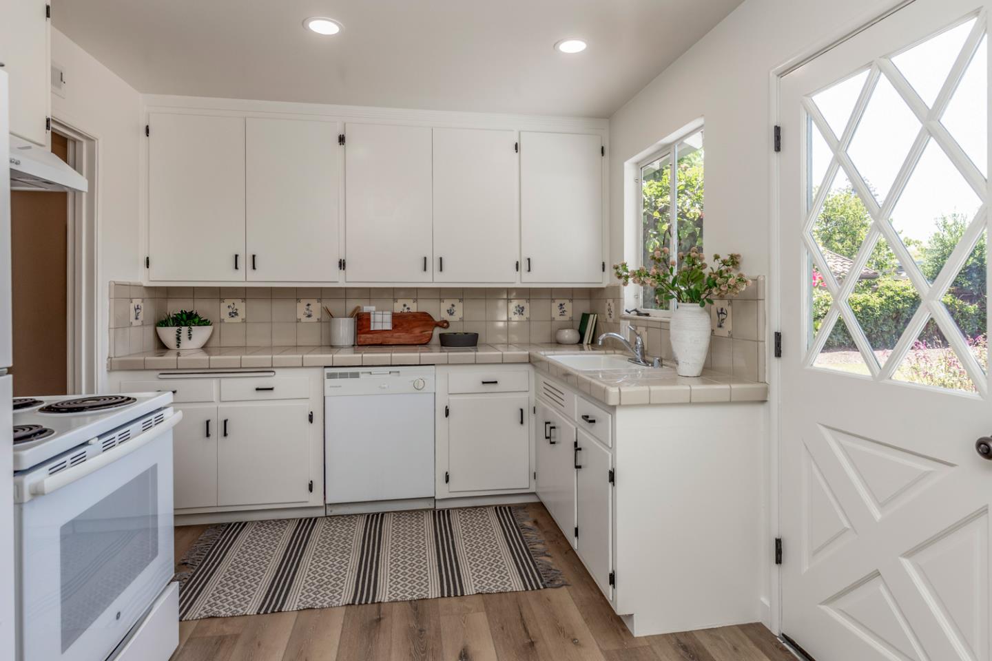 Detail Gallery Image 8 of 19 For 384 Cuesta Dr, Los Altos,  CA 94024 - 3 Beds | 2 Baths