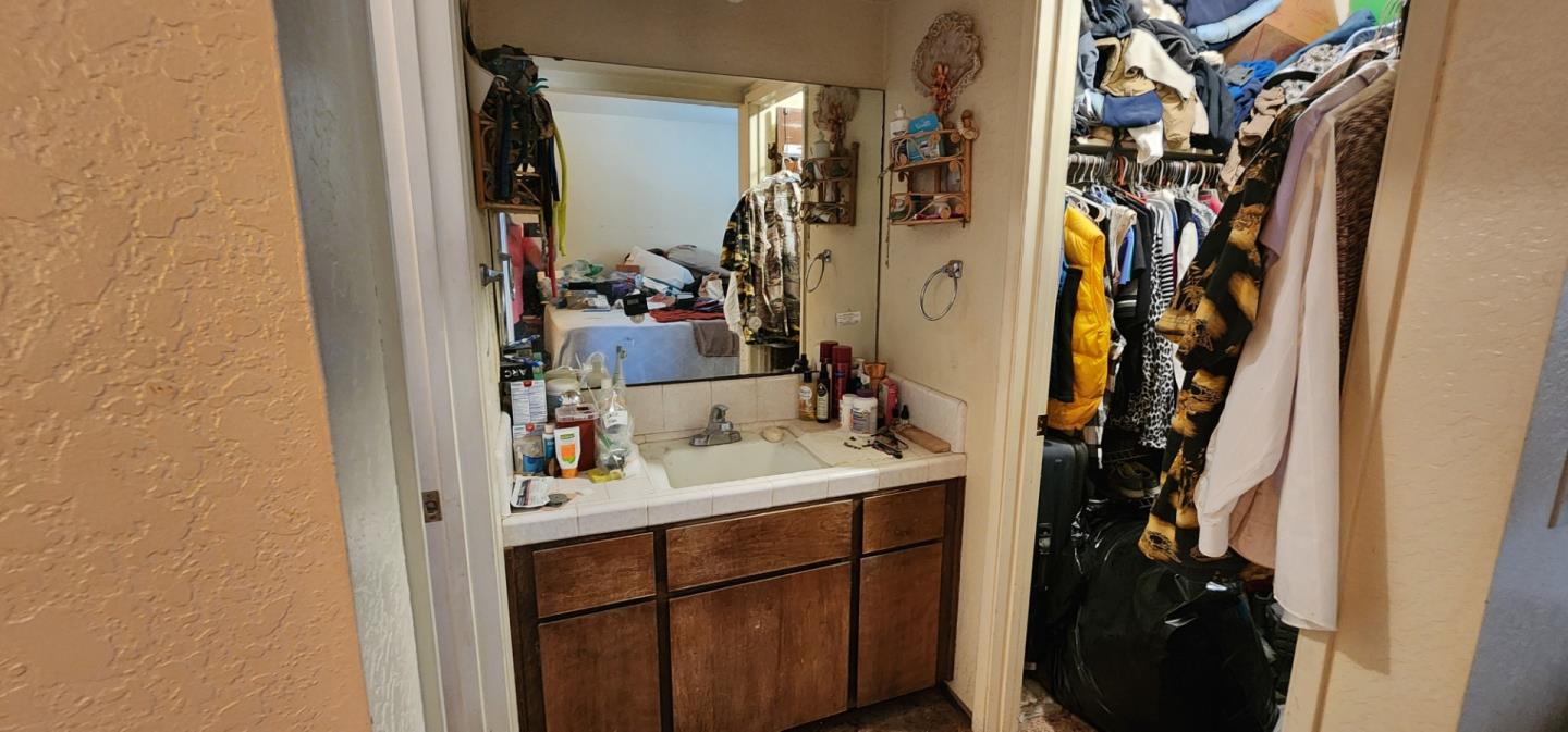 Detail Gallery Image 13 of 19 For 950 Peach Ct, Hollister,  CA 95023 - 3 Beds | 2 Baths