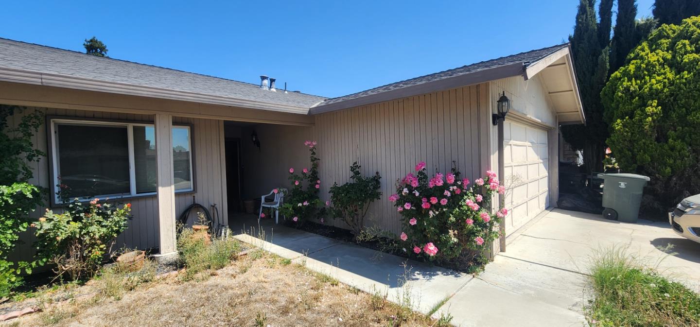 Detail Gallery Image 2 of 19 For 950 Peach Ct, Hollister,  CA 95023 - 3 Beds | 2 Baths