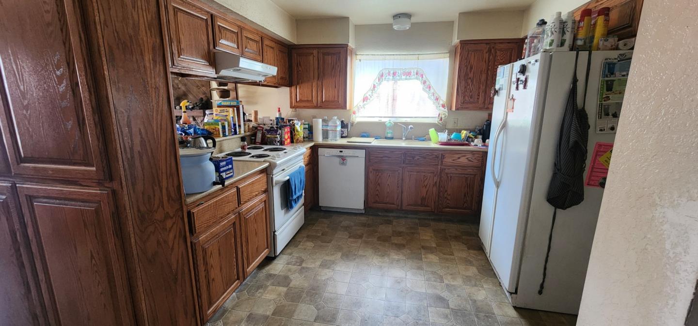 Detail Gallery Image 4 of 19 For 950 Peach Ct, Hollister,  CA 95023 - 3 Beds | 2 Baths