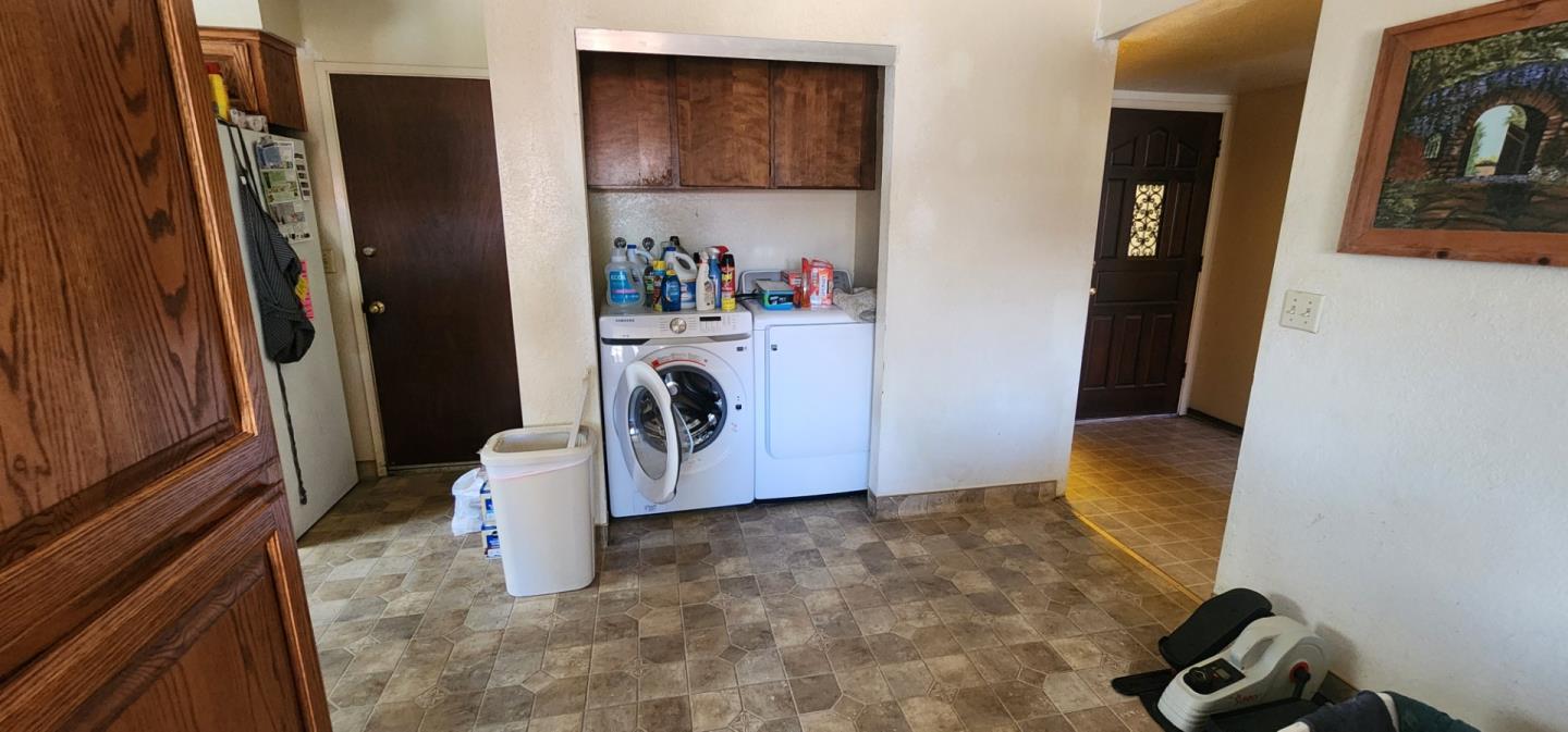 Detail Gallery Image 7 of 19 For 950 Peach Ct, Hollister,  CA 95023 - 3 Beds | 2 Baths