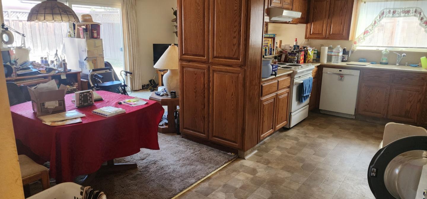 Detail Gallery Image 8 of 19 For 950 Peach Ct, Hollister,  CA 95023 - 3 Beds | 2 Baths