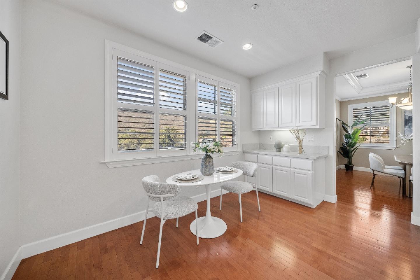 Detail Gallery Image 16 of 58 For 39 Lupine Valley Ct, Brisbane,  CA 94005 - 5 Beds | 3 Baths