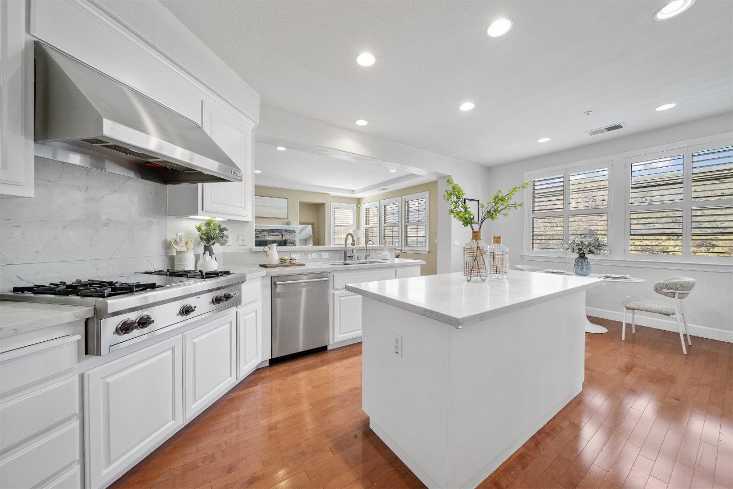 Detail Gallery Image 18 of 58 For 39 Lupine Valley Ct, Brisbane,  CA 94005 - 5 Beds | 3 Baths