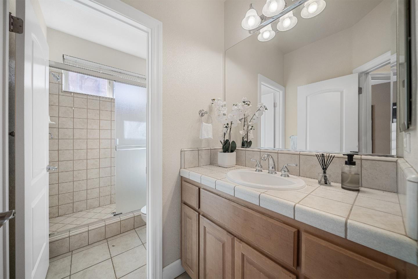 Detail Gallery Image 24 of 58 For 39 Lupine Valley Ct, Brisbane,  CA 94005 - 5 Beds | 3 Baths