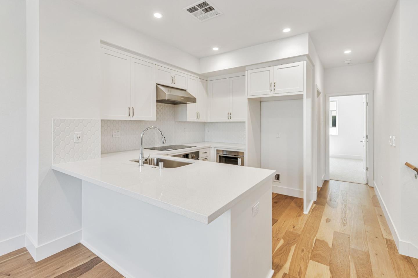 Detail Gallery Image 11 of 26 For 1129 Esther Ct, Palo Alto,  CA 94303 - 3 Beds | 3 Baths