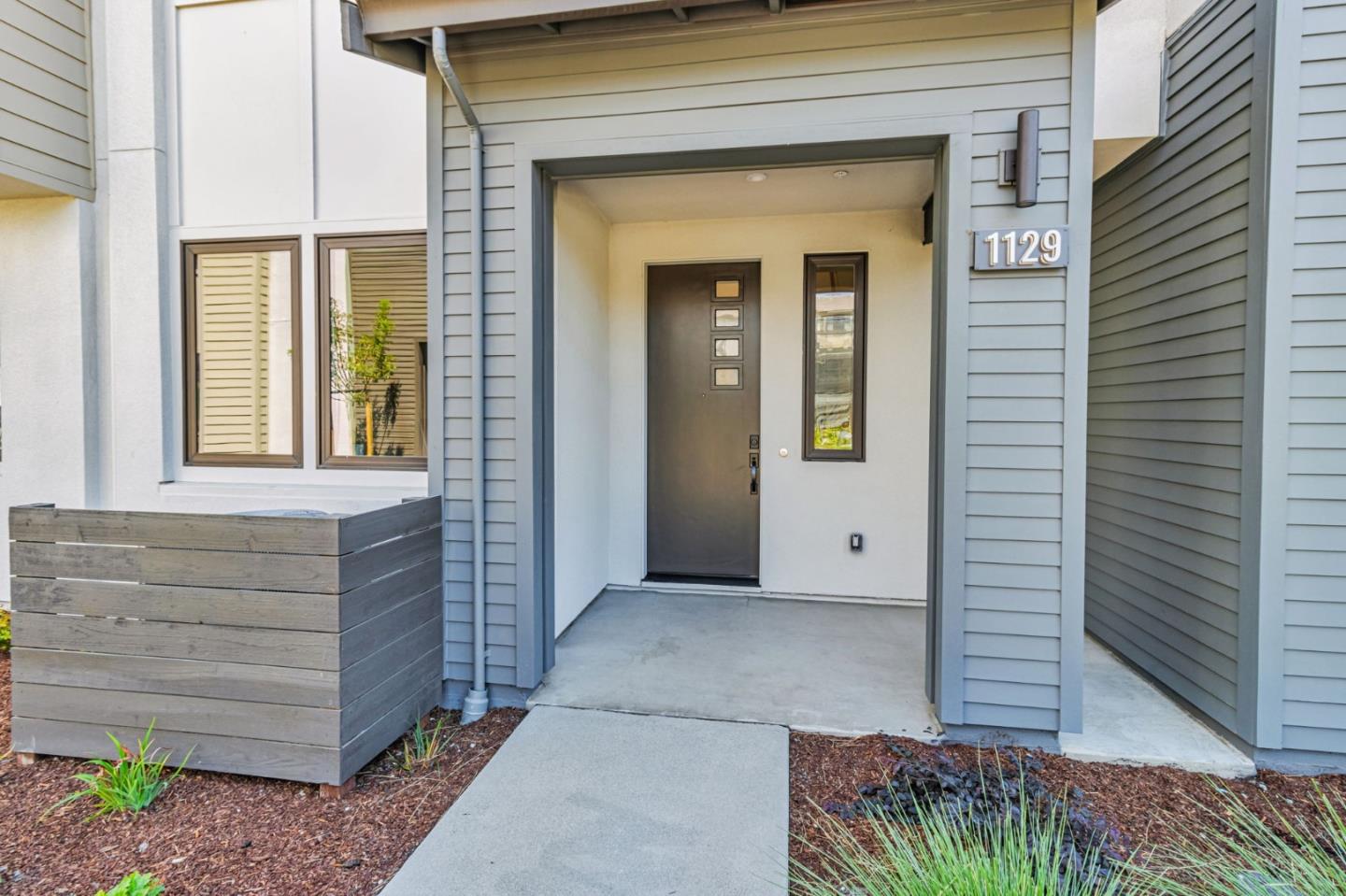 Detail Gallery Image 2 of 26 For 1129 Esther Ct, Palo Alto,  CA 94303 - 3 Beds | 3 Baths