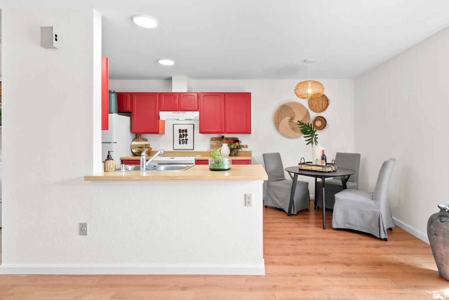 Detail Gallery Image 8 of 30 For 153 Peach Ter, Santa Cruz,  CA 95060 - 2 Beds | 1 Baths