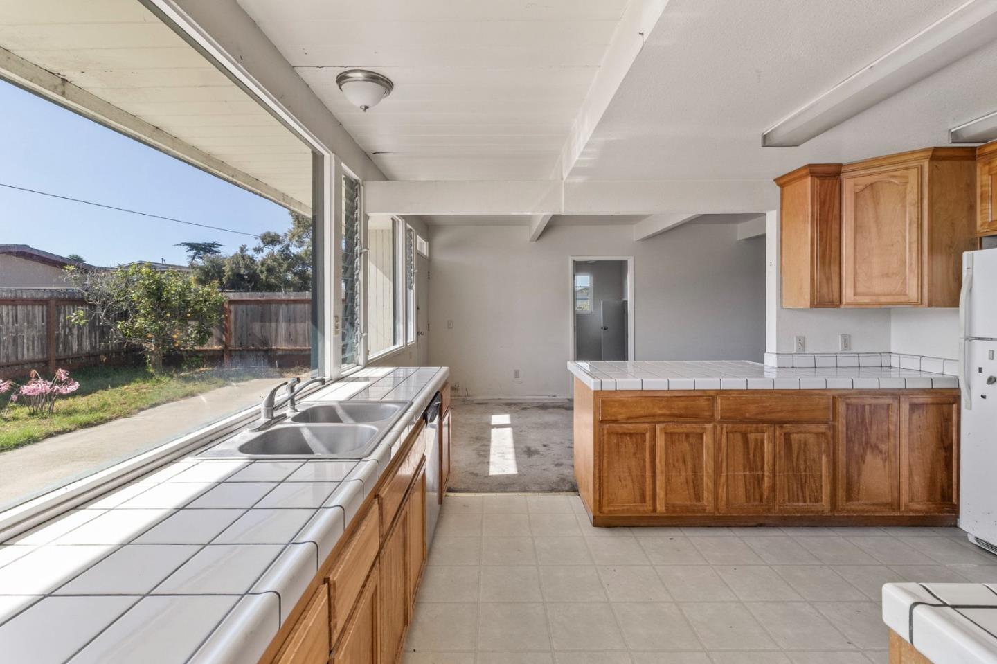 Detail Gallery Image 12 of 42 For 220 Mortimer Ln, Marina,  CA 93933 - 5 Beds | 3 Baths