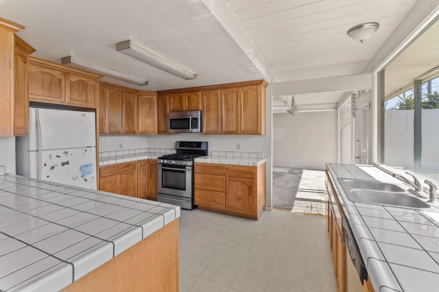Detail Gallery Image 13 of 42 For 220 Mortimer Ln, Marina,  CA 93933 - 5 Beds | 3 Baths