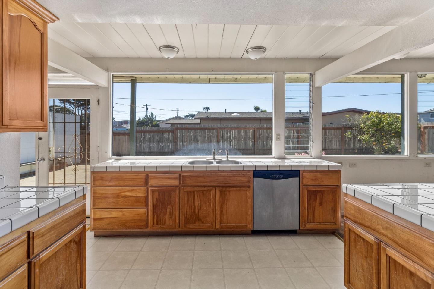 Detail Gallery Image 14 of 42 For 220 Mortimer Ln, Marina,  CA 93933 - 5 Beds | 3 Baths