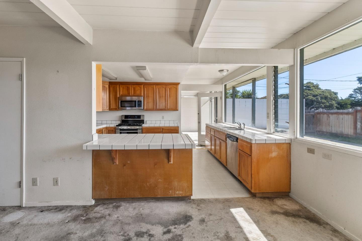 Detail Gallery Image 16 of 42 For 220 Mortimer Ln, Marina,  CA 93933 - 5 Beds | 3 Baths