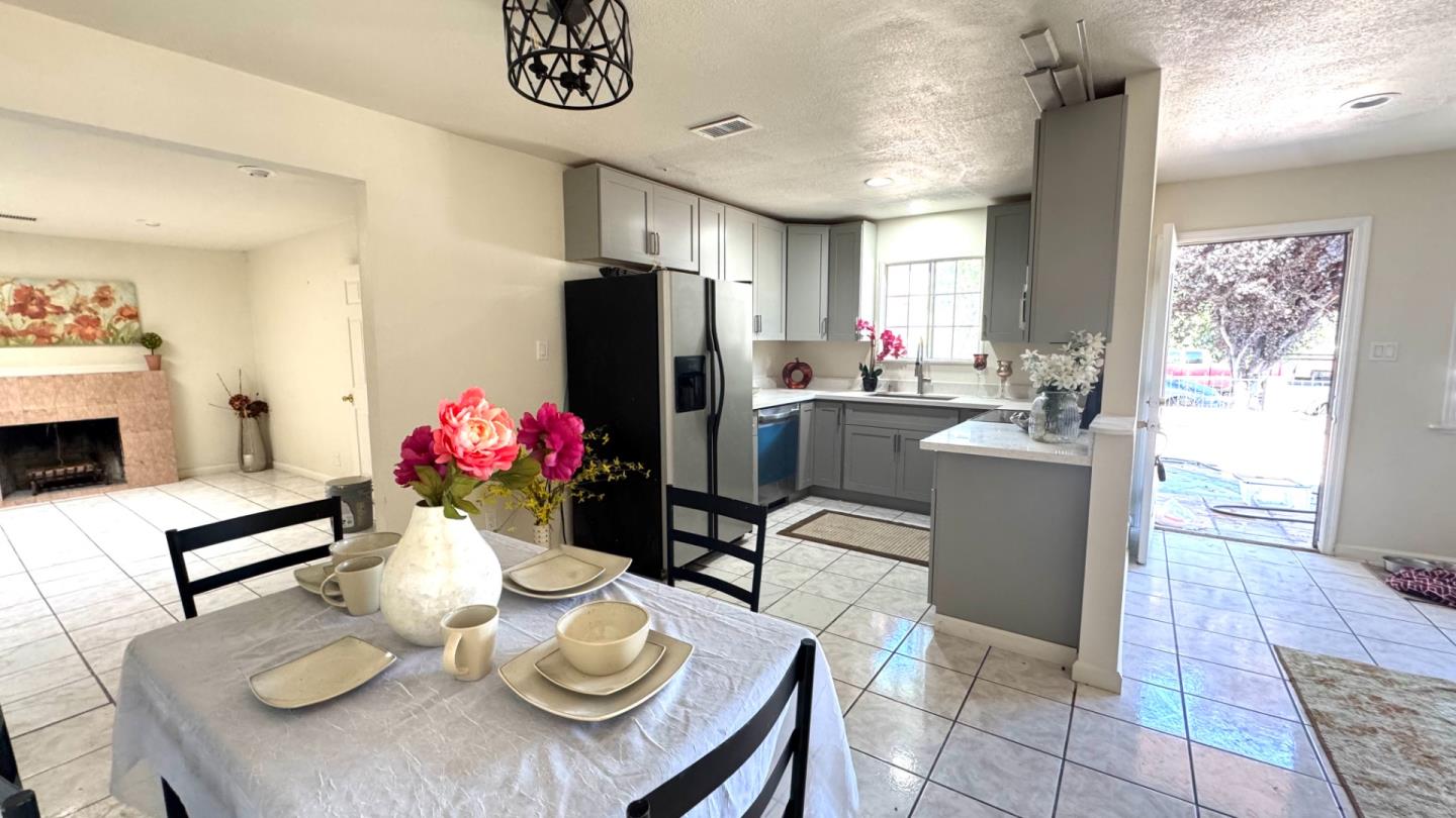 Detail Gallery Image 9 of 28 For 4573 Bolero Dr, San Jose,  CA 95111 - 4 Beds | 2 Baths