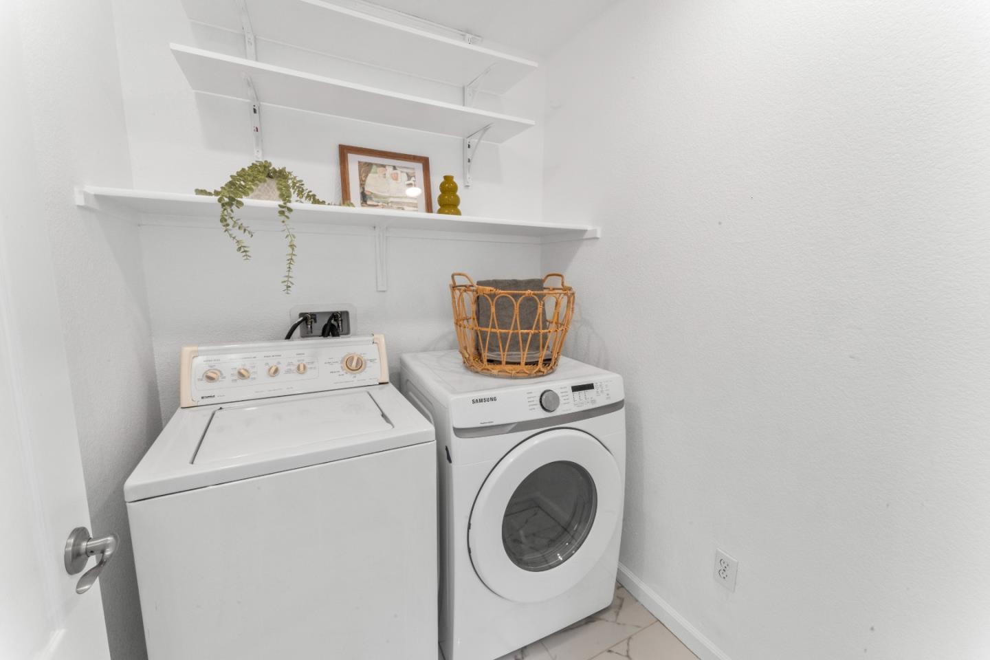 Detail Gallery Image 17 of 29 For 24516 Autumn Mist Way, Hayward,  CA 94544 - 4 Beds | 3/1 Baths