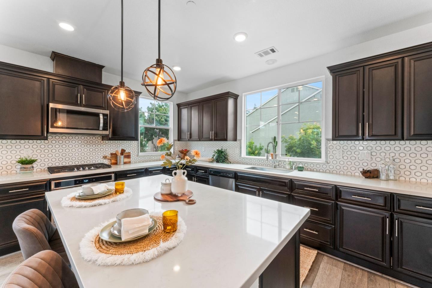 Detail Gallery Image 8 of 29 For 24516 Autumn Mist Way, Hayward,  CA 94544 - 4 Beds | 3/1 Baths