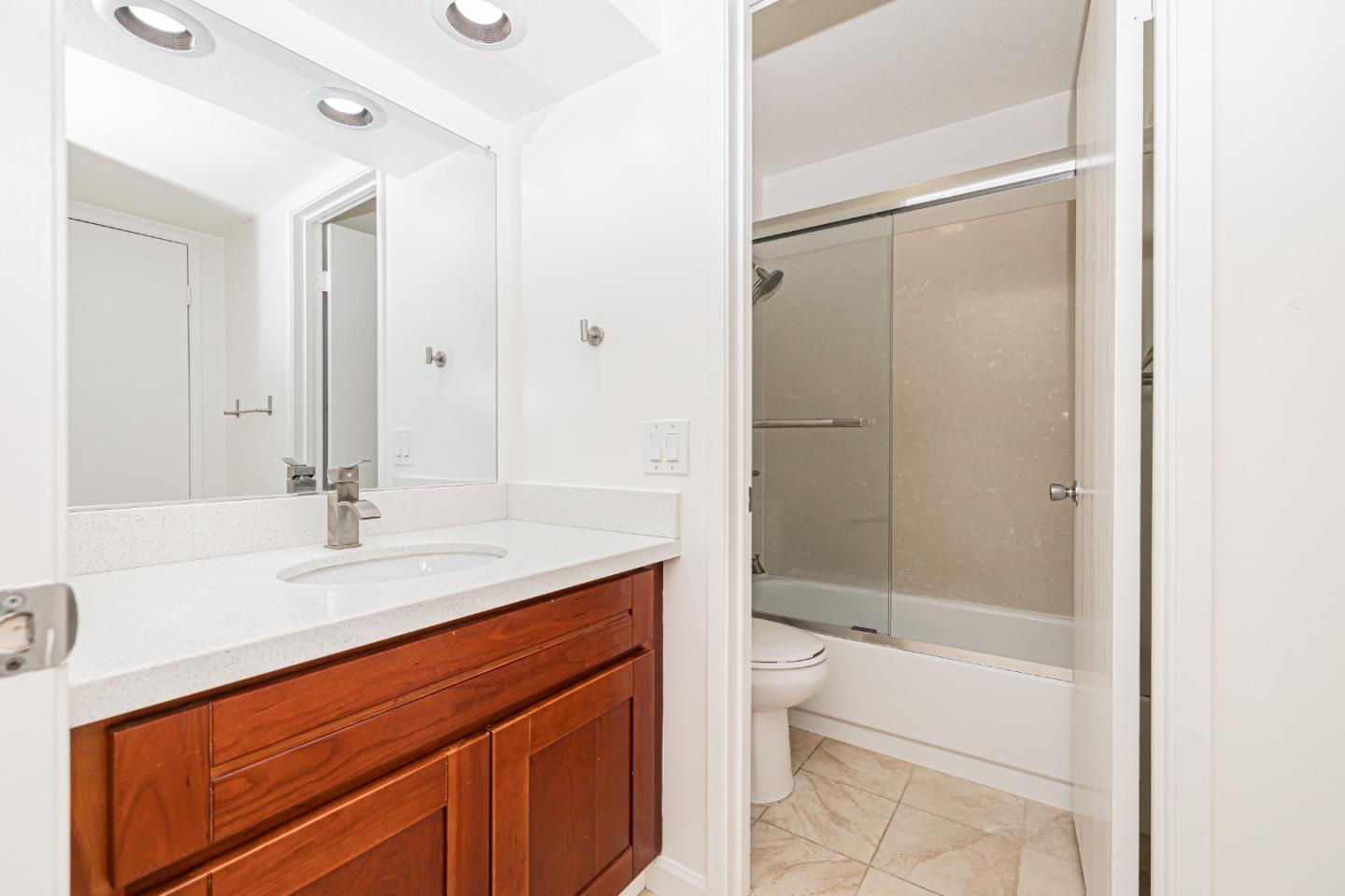 Detail Gallery Image 15 of 20 For 425 Costa Mesa Ter #F,  Sunnyvale,  CA 94085 - 2 Beds | 1 Baths
