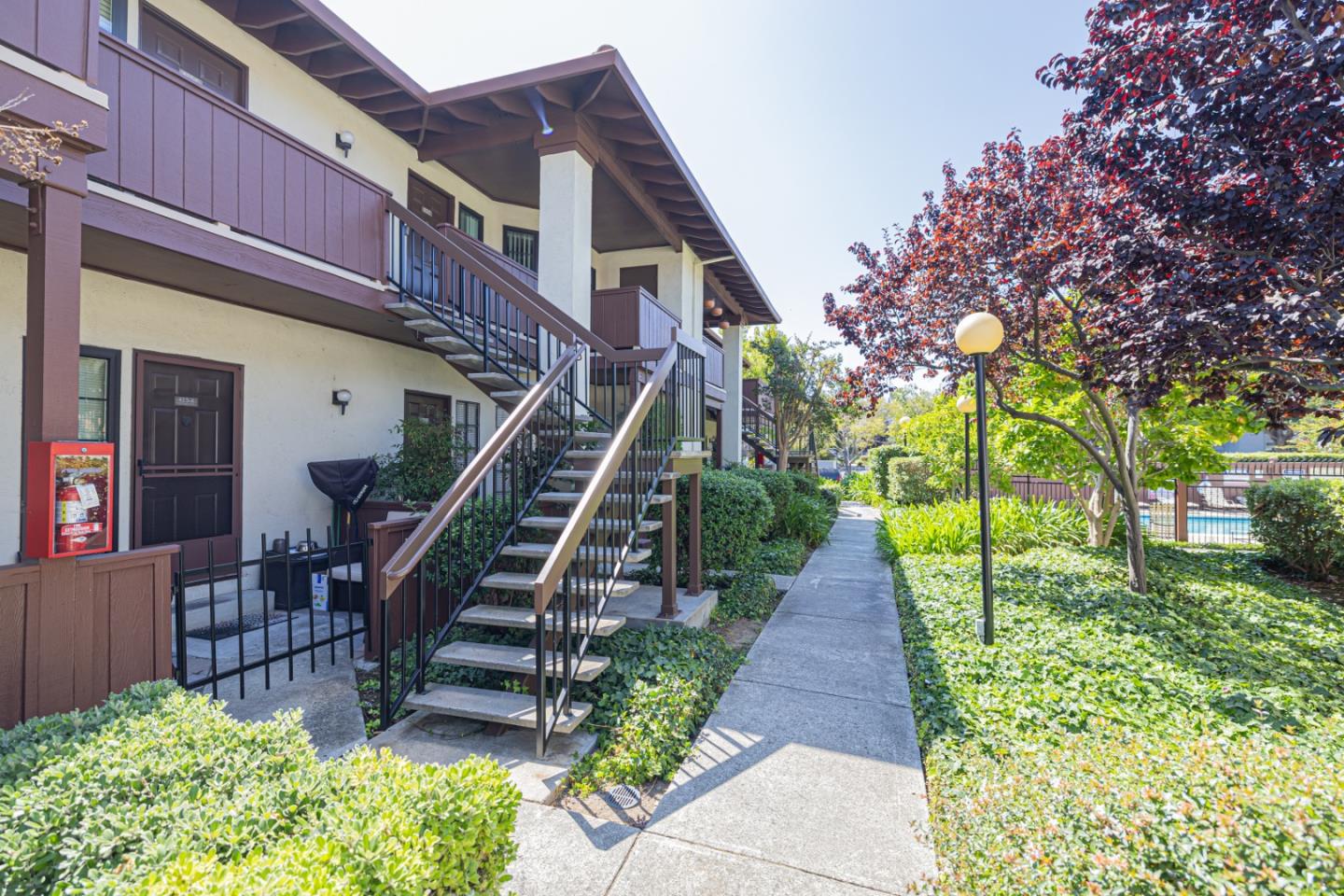Detail Gallery Image 5 of 20 For 425 Costa Mesa Ter #F,  Sunnyvale,  CA 94085 - 2 Beds | 1 Baths