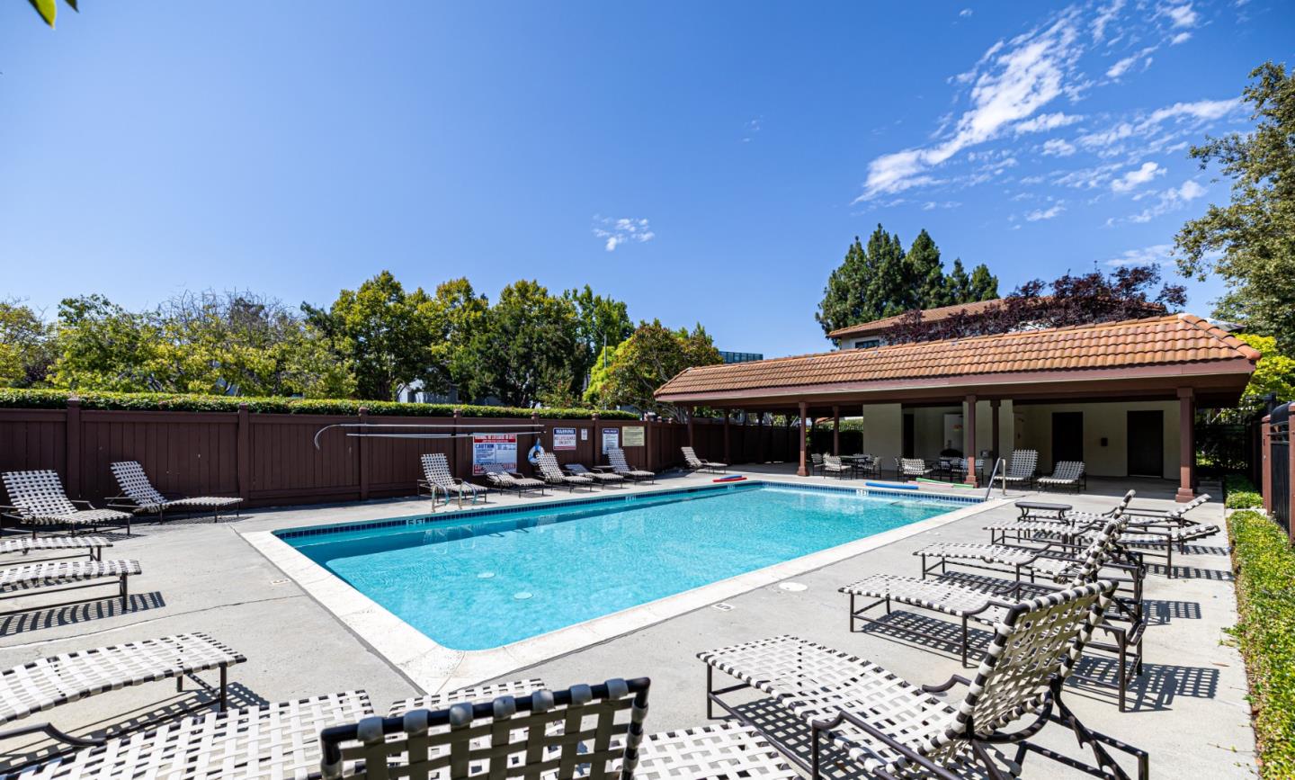 Detail Gallery Image 6 of 20 For 425 Costa Mesa Ter #F,  Sunnyvale,  CA 94085 - 2 Beds | 1 Baths