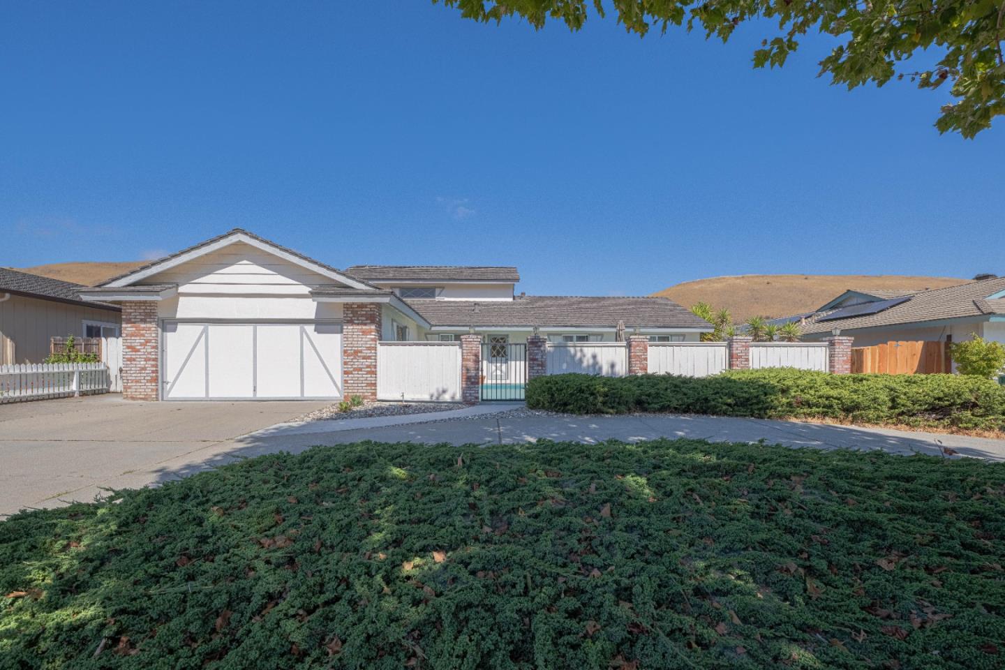 Detail Gallery Image 2 of 54 For 23020 Guidotti Dr, Salinas,  CA 93908 - 5 Beds | 3 Baths