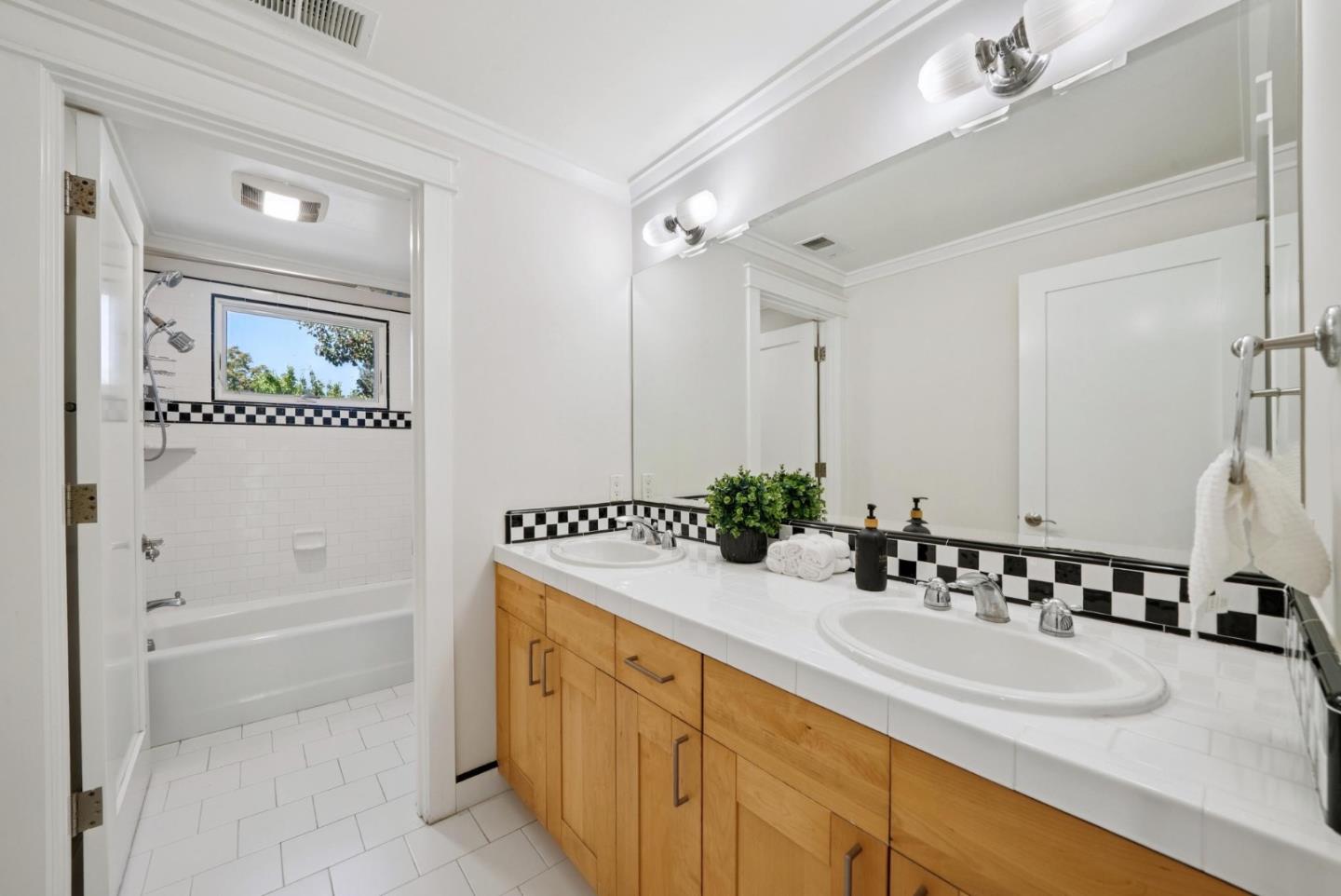 Detail Gallery Image 16 of 32 For 20460 Williams Ave, Saratoga,  CA 95070 - 5 Beds | 3/1 Baths