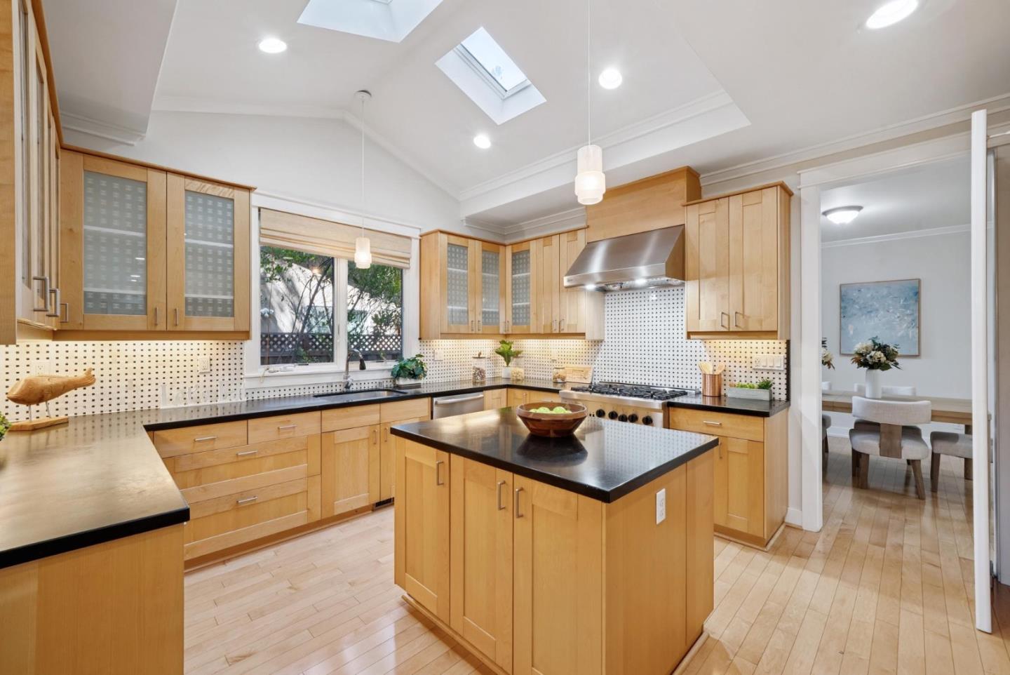 Detail Gallery Image 9 of 32 For 20460 Williams Ave, Saratoga,  CA 95070 - 5 Beds | 3/1 Baths