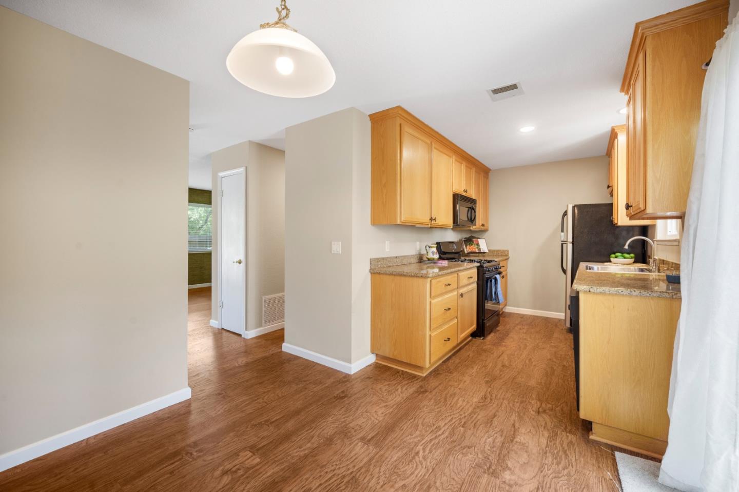 Detail Gallery Image 5 of 20 For 18226 Hale Ave #B,  Morgan Hill,  CA 95037 - 3 Beds | 1/1 Baths
