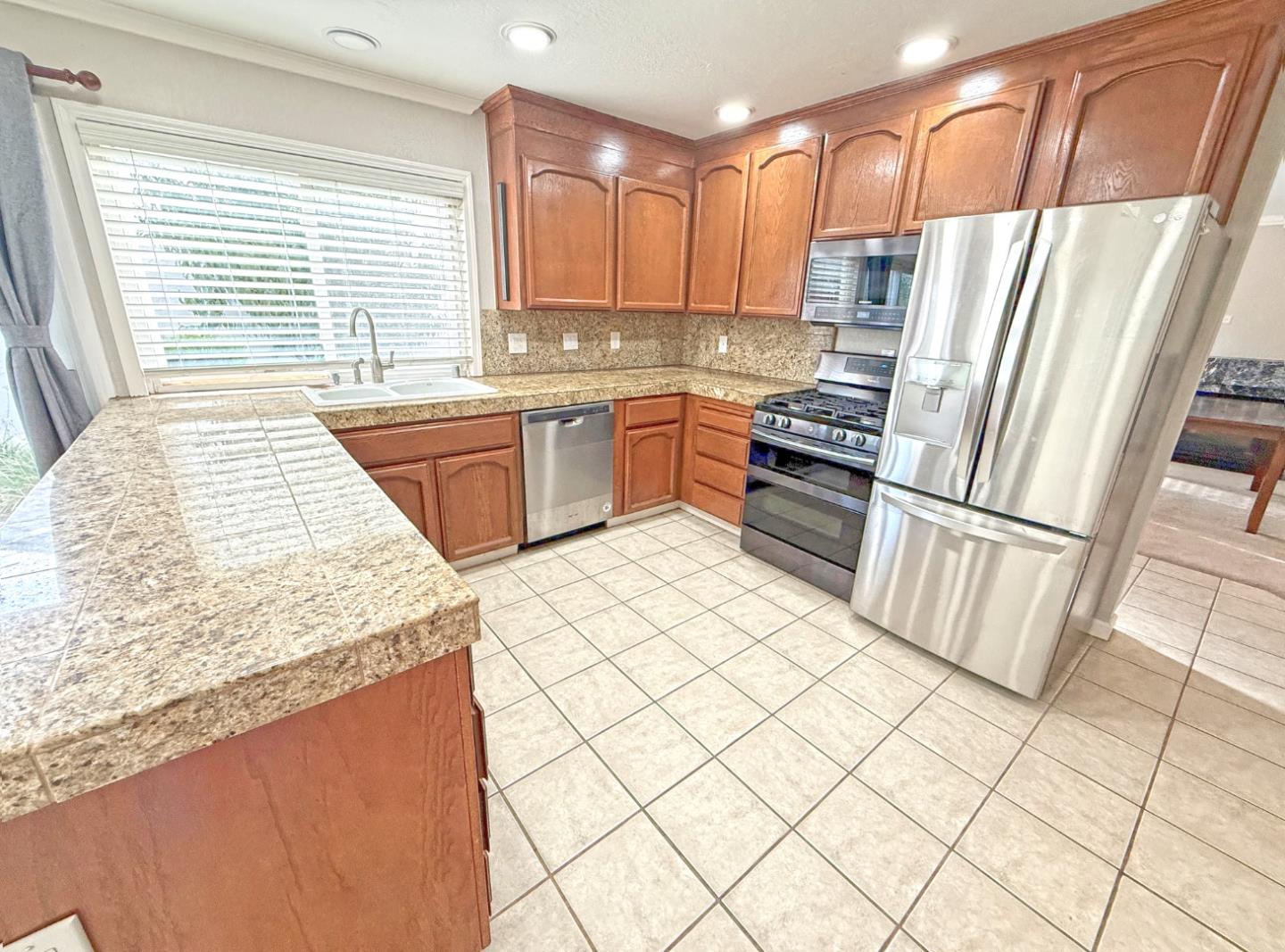 Detail Gallery Image 7 of 27 For 1808 Loch Ness Way, San Jose,  CA 95121 - 3 Beds | 2 Baths