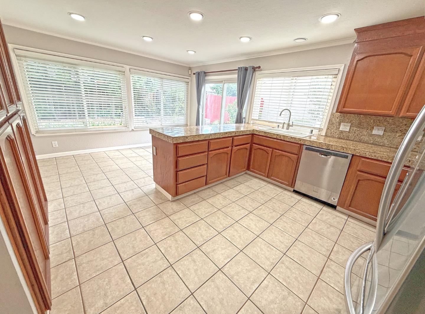 Detail Gallery Image 8 of 27 For 1808 Loch Ness Way, San Jose,  CA 95121 - 3 Beds | 2 Baths