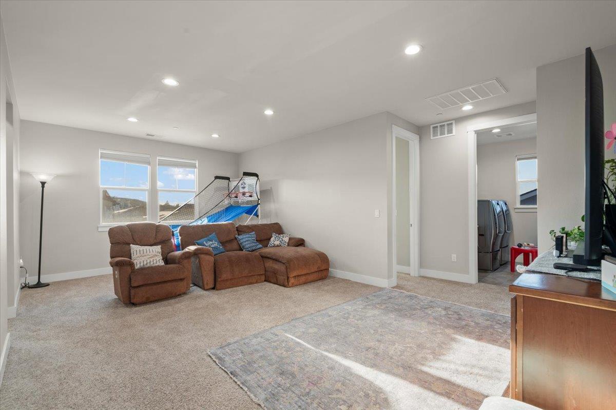 Detail Gallery Image 6 of 21 For 268 Cedar Ct, San Juan Bautista,  CA 95045 - 5 Beds | 3 Baths