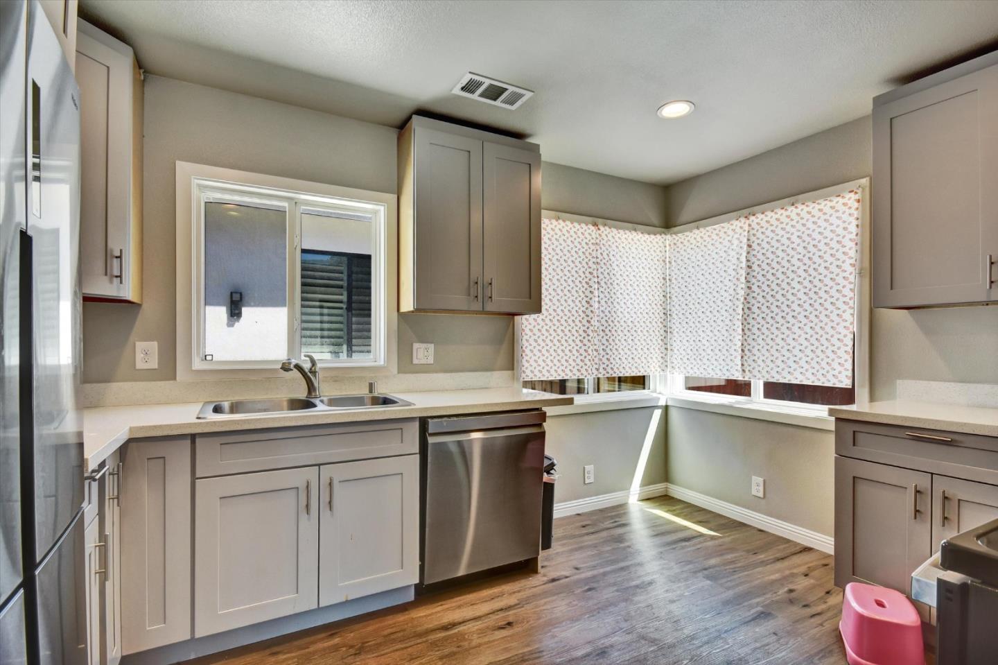 Detail Gallery Image 4 of 27 For 15107 Woodard Rd, San Jose,  CA 95124 - 3 Beds | 2 Baths