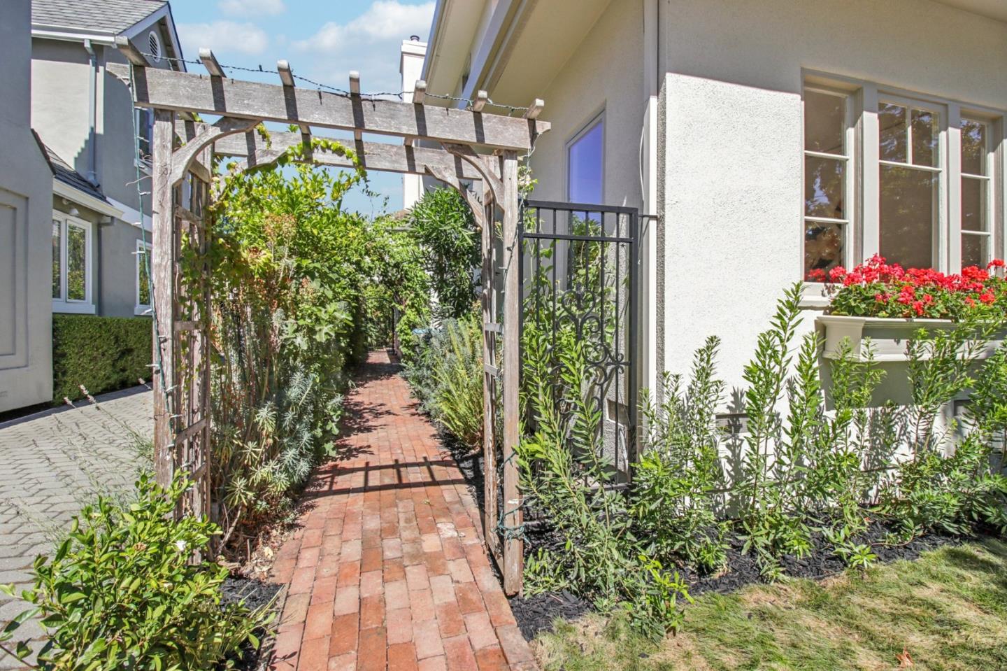 Detail Gallery Image 6 of 83 For 274 Princeton Rd, Menlo Park,  CA 94025 - 4 Beds | 3 Baths
