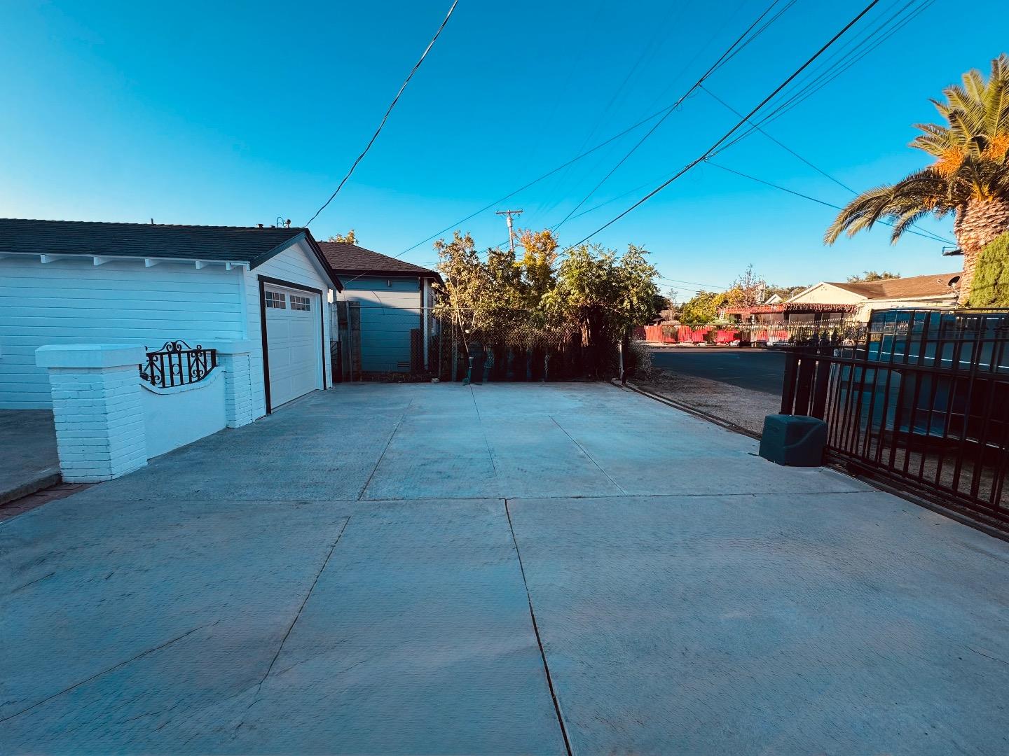 Detail Gallery Image 5 of 55 For 2112 Lincoln St, East Palo Alto,  CA 94303 - 2 Beds | 1 Baths