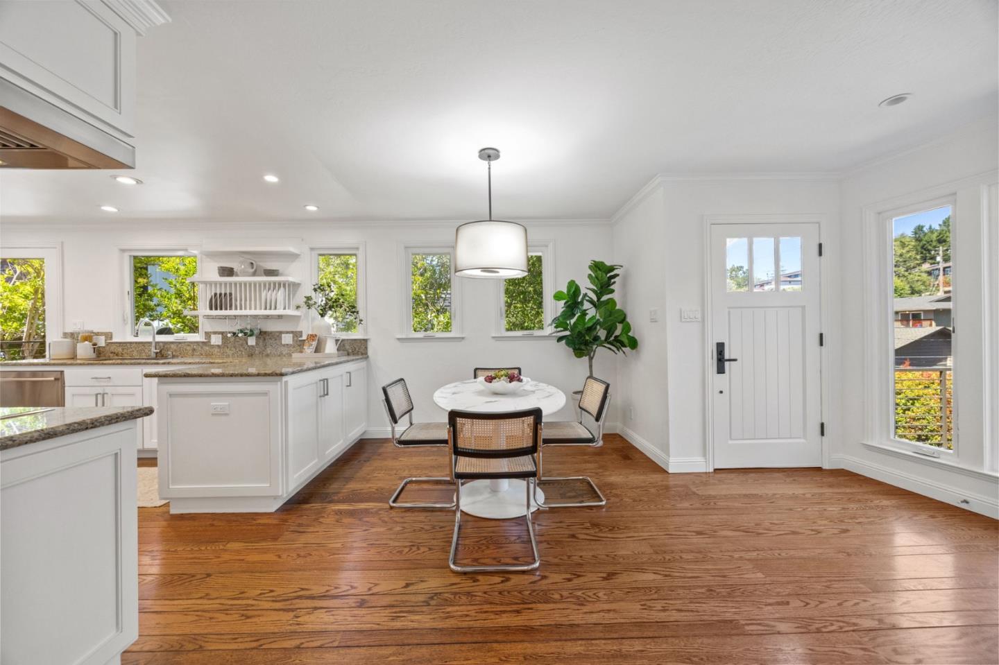 Detail Gallery Image 4 of 22 For 236 Windsor Dr, San Carlos,  CA 94070 - 3 Beds | 2 Baths
