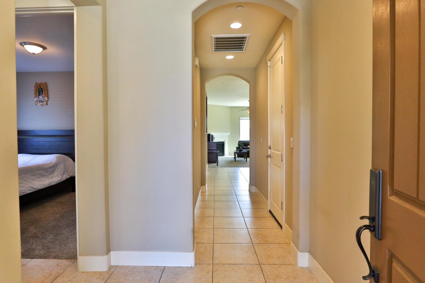 Detail Gallery Image 5 of 31 For 1549 Foxtail Ct, Hollister,  CA 95023 - 3 Beds | 2 Baths