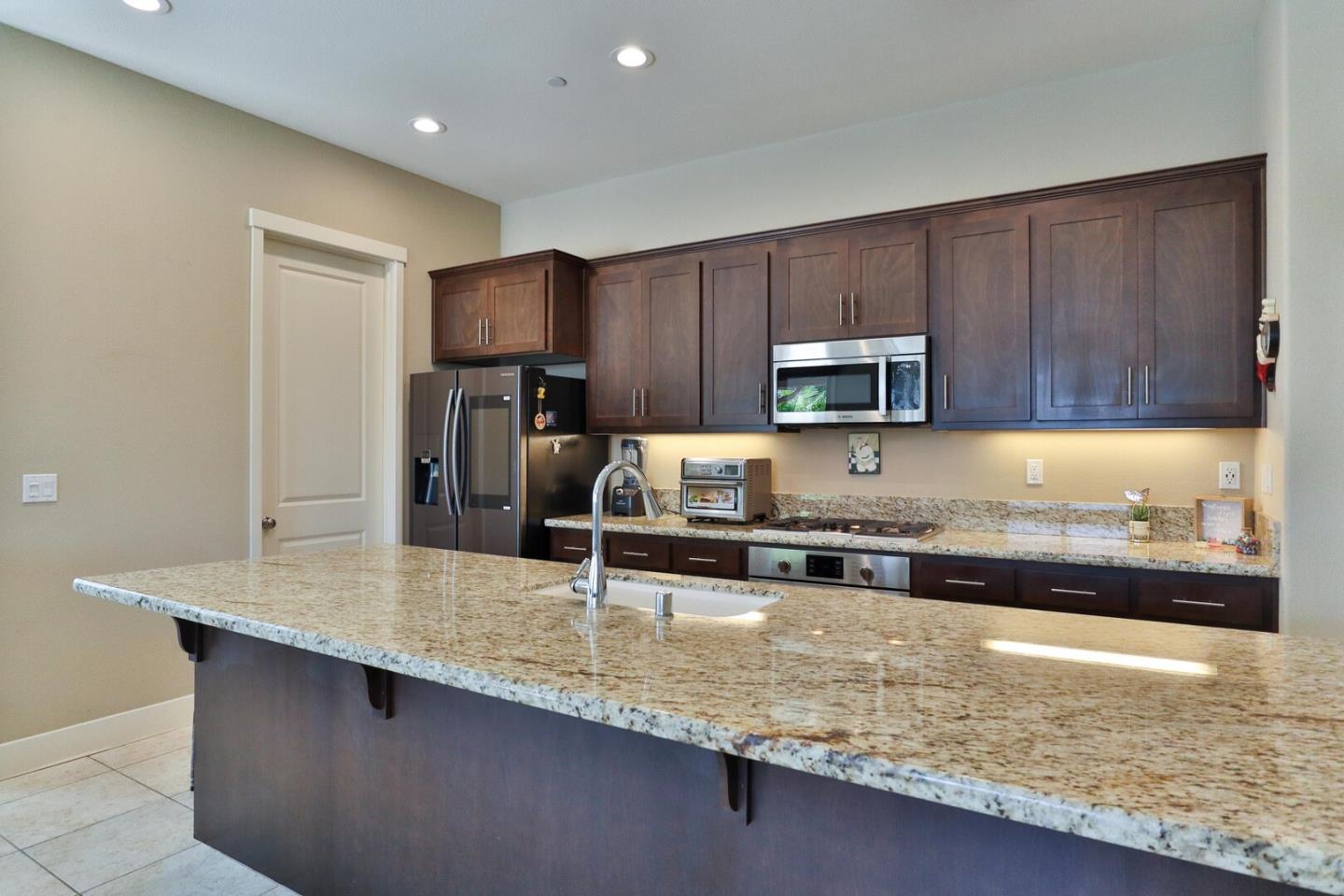 Detail Gallery Image 7 of 31 For 1549 Foxtail Ct, Hollister,  CA 95023 - 3 Beds | 2 Baths