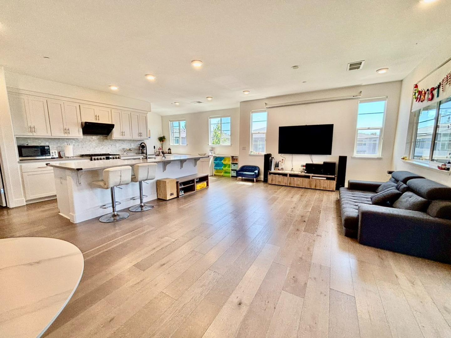 Detail Gallery Image 8 of 25 For 29464 Urbia Way, Hayward,  CA 94544 - 2 Beds | 2 Baths