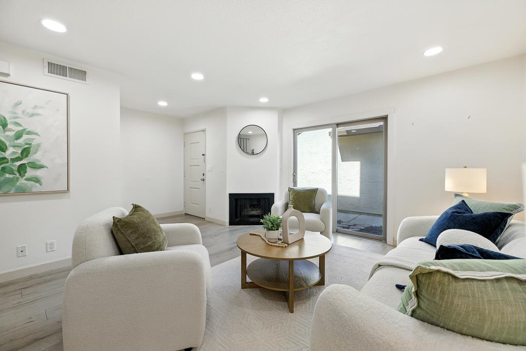 Detail Gallery Image 11 of 63 For 3133 Loma Verde Dr #39,  San Jose,  CA 95117 - 3 Beds | 2/1 Baths