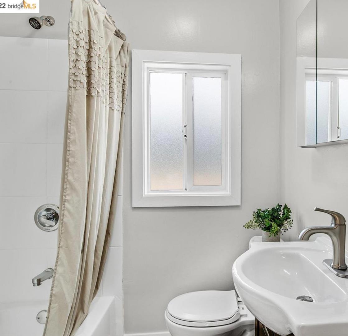Detail Gallery Image 6 of 19 For 1750 68th Ave, Oakland,  CA 94621 - 4 Beds | 3 Baths