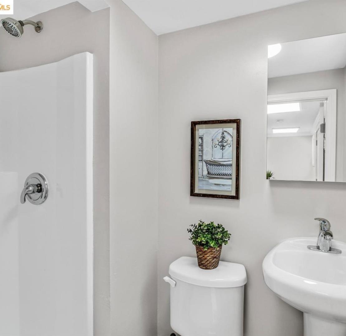 Detail Gallery Image 7 of 19 For 1750 68th Ave, Oakland,  CA 94621 - 4 Beds | 3 Baths