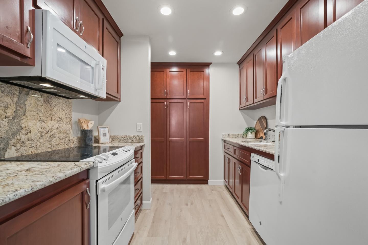 Detail Gallery Image 7 of 22 For 505 Cypress Point Dr #186,  Mountain View,  CA 94043 - 2 Beds | 2 Baths