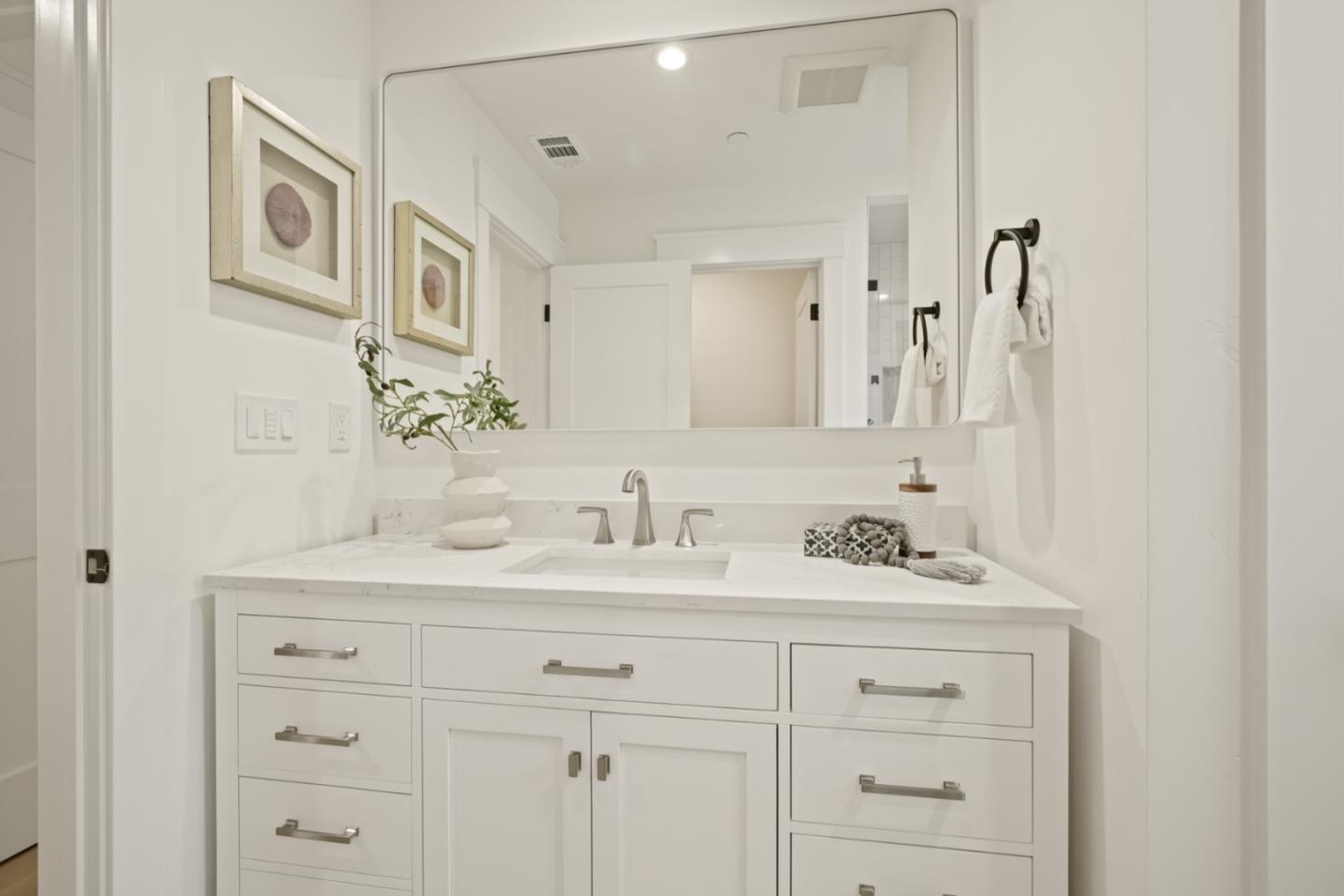 Detail Gallery Image 13 of 38 For 911 Peggy Ln, Menlo Park,  CA 94025 - 4 Beds | 2/1 Baths