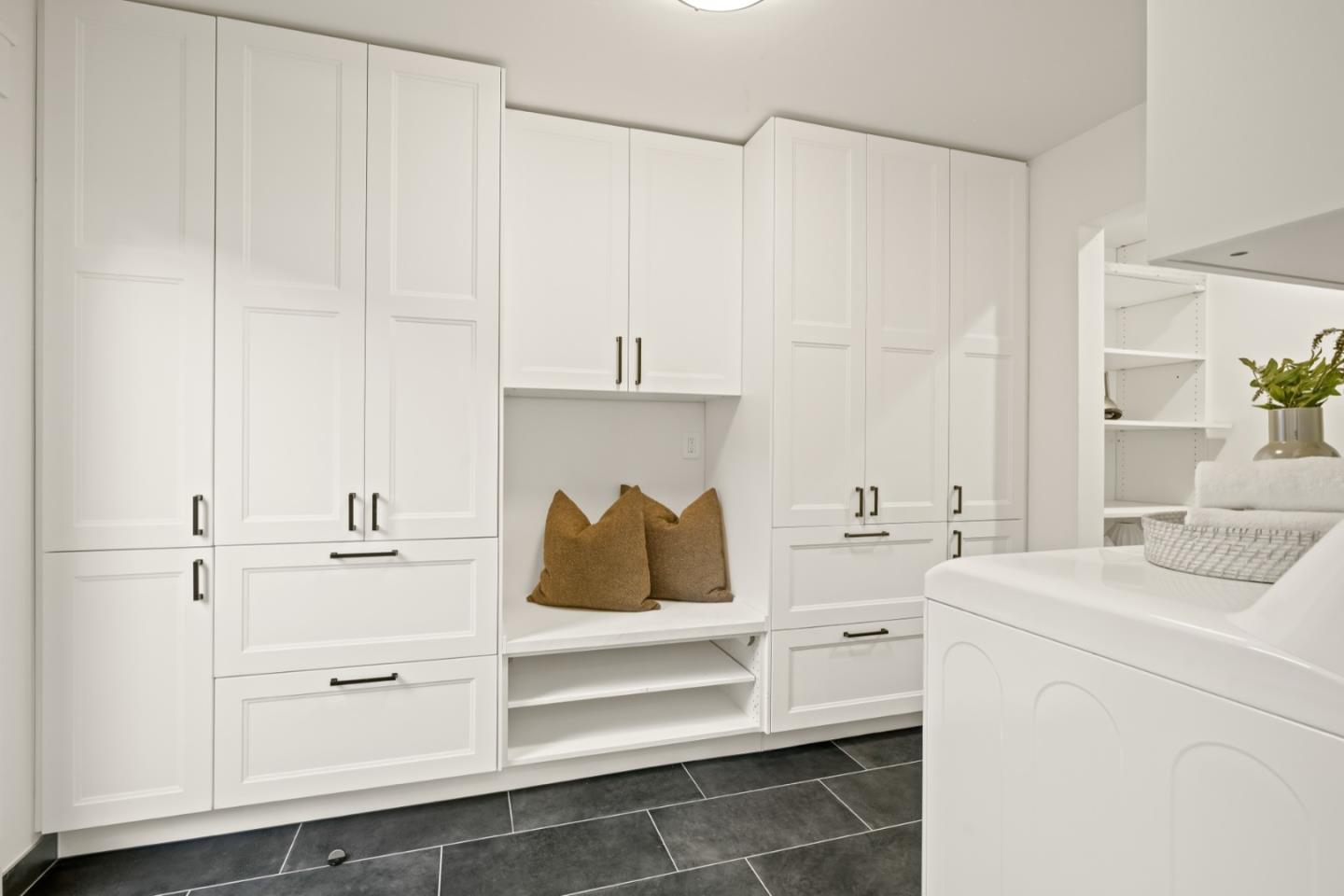 Detail Gallery Image 24 of 38 For 911 Peggy Ln, Menlo Park,  CA 94025 - 4 Beds | 2/1 Baths