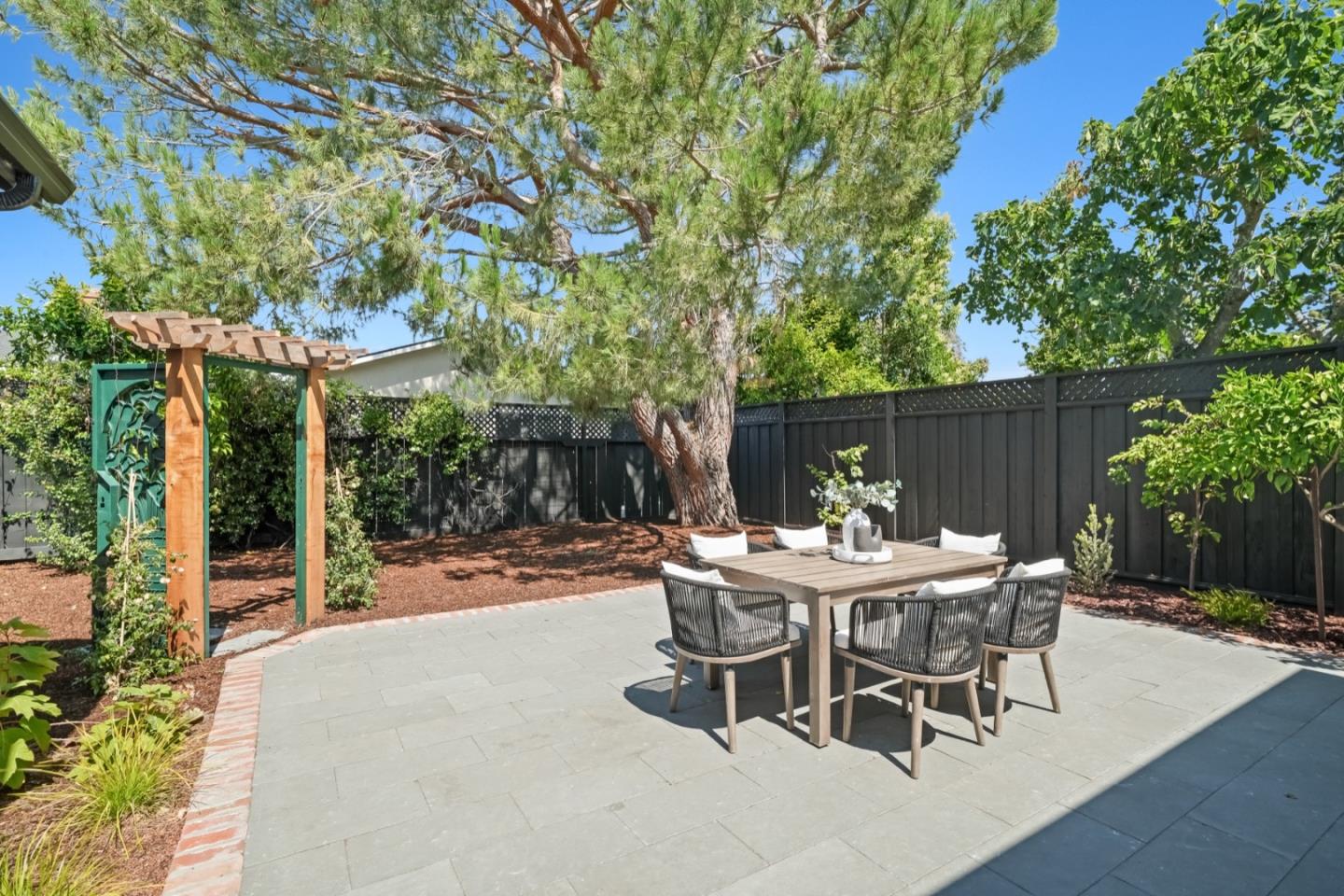 Detail Gallery Image 36 of 38 For 911 Peggy Ln, Menlo Park,  CA 94025 - 4 Beds | 2/1 Baths
