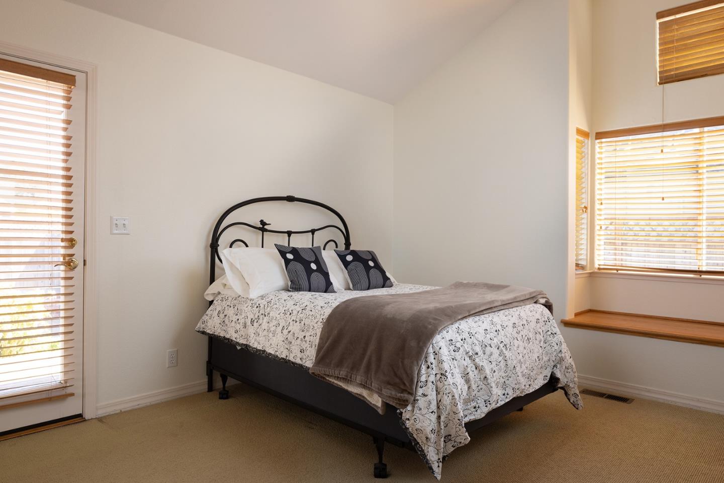 Detail Gallery Image 16 of 30 For 831 Spruce Ave, Pacific Grove,  CA 93950 - 3 Beds | 2 Baths