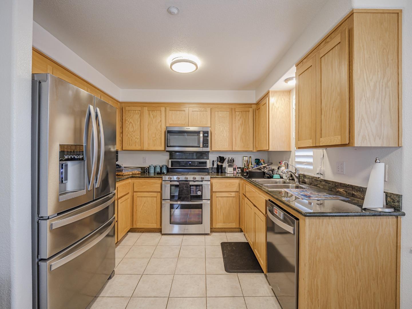 Detail Gallery Image 5 of 28 For 4 Holly Dr #B,  Freedom,  CA 95019 - 2 Beds | 2/1 Baths