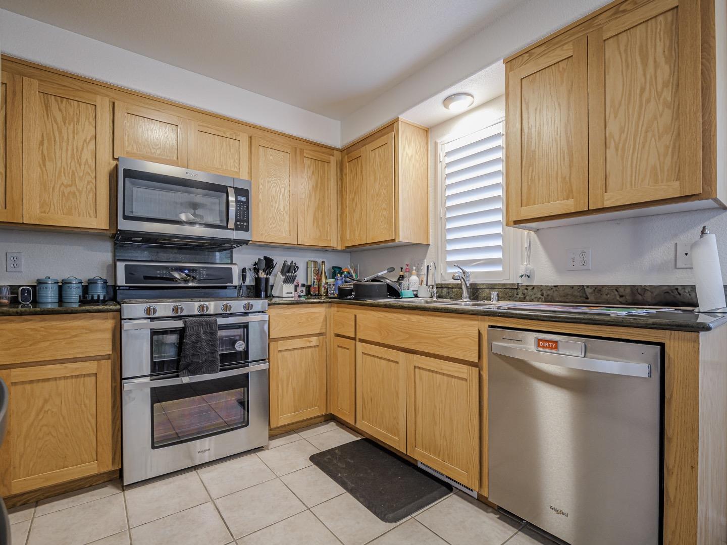 Detail Gallery Image 6 of 28 For 4 Holly Dr #B,  Freedom,  CA 95019 - 2 Beds | 2/1 Baths