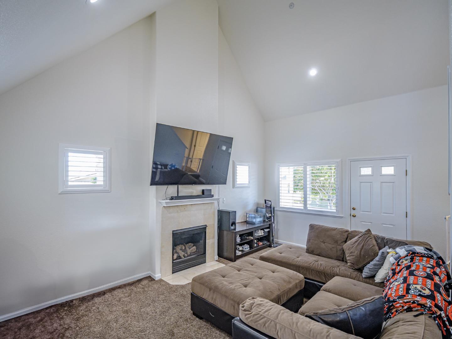 Detail Gallery Image 8 of 28 For 4 Holly Dr #B,  Freedom,  CA 95019 - 2 Beds | 2/1 Baths