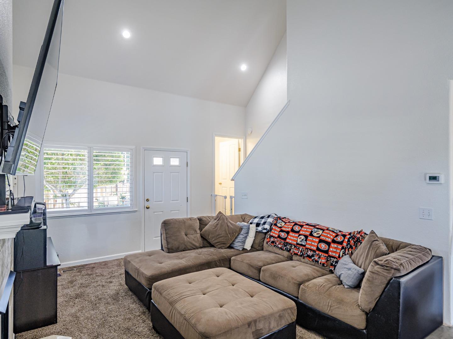 Detail Gallery Image 9 of 28 For 4 Holly Dr #B,  Freedom,  CA 95019 - 2 Beds | 2/1 Baths